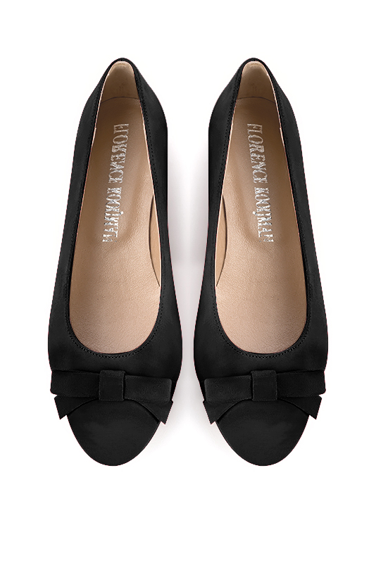 Matt black women's ballet pumps, with low heels. Round toe. Flat block heels. Top view - Florence KOOIJMAN